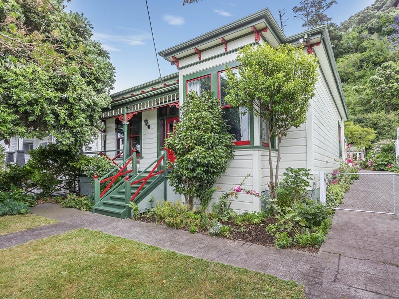 38 Derwent Street, Island Bay, Wellington - Carousel 1