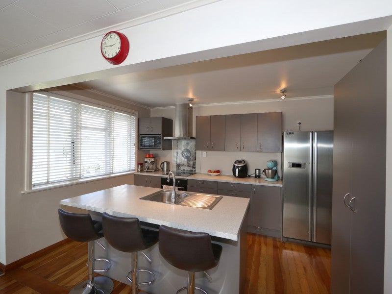 712 Grove Road, Mayfair, Hastings - Carousel 2