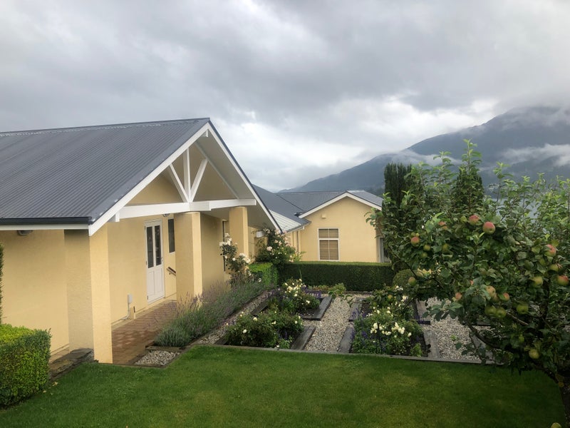 6 Garland Terrace, Kelvin Heights, Queenstown - Carousel 1