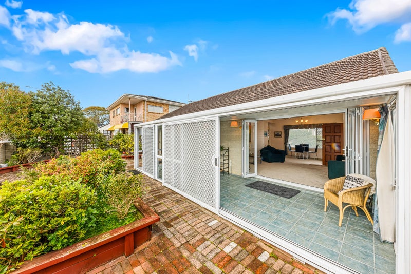 1/25 Akoranga Drive, Northcote, Auckland - Carousel 2