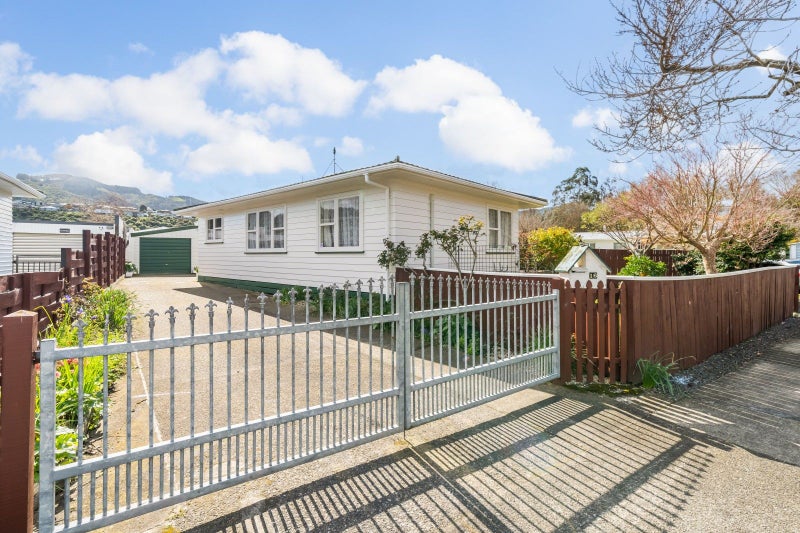 16 Burns Grove, Trentham, Upper Hutt - Carousel 1
