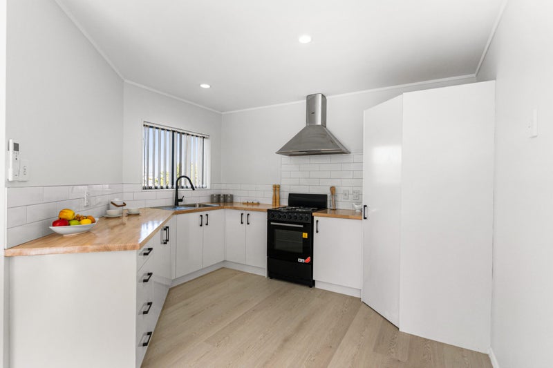 9 Eloise Place, Clendon Park, Auckland - Carousel 1