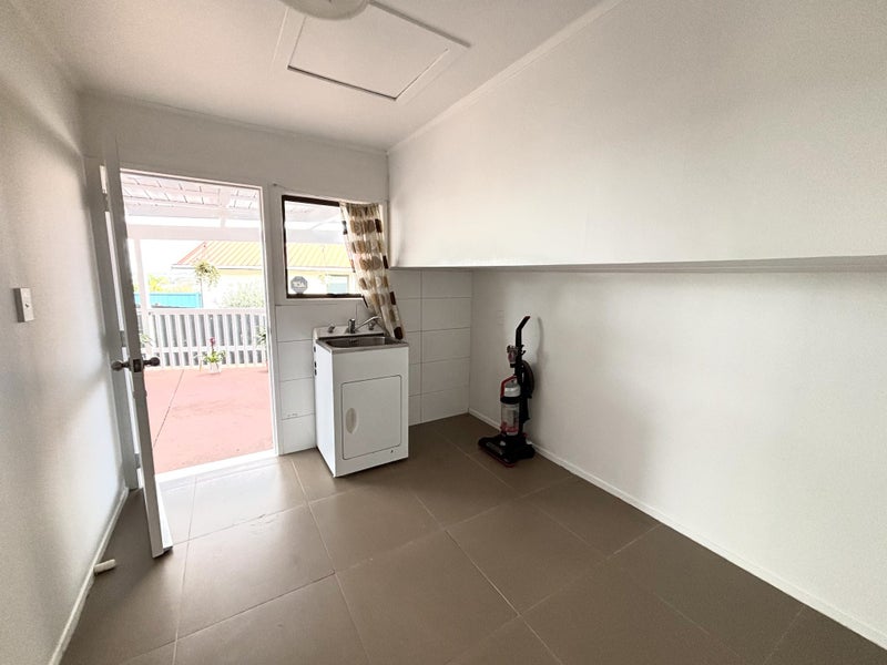 1/13 Gwenand Place, Botany Downs, Auckland - Carousel 14