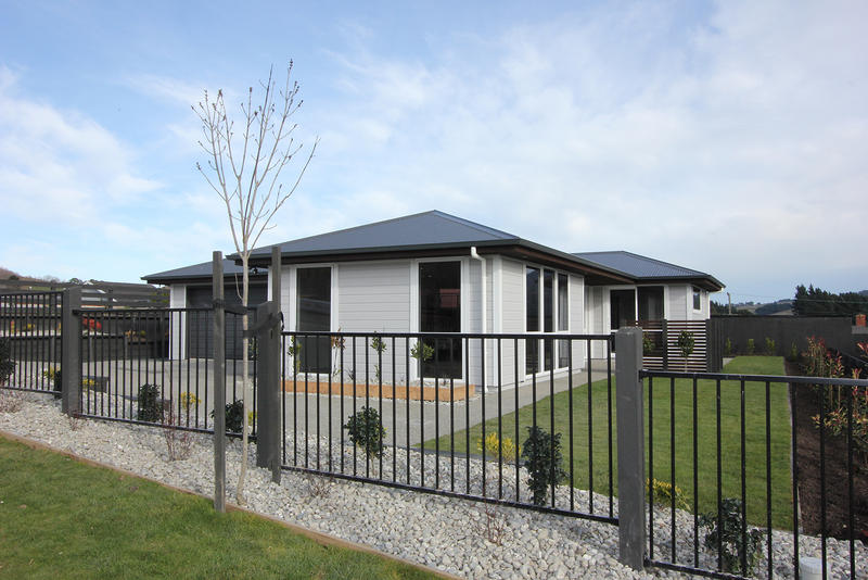 8 Trudi Place, Green Island, Dunedin - Carousel 1