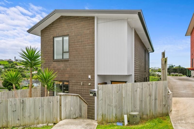 7 Pukeori Street, Marfell, New Plymouth - Carousel 2