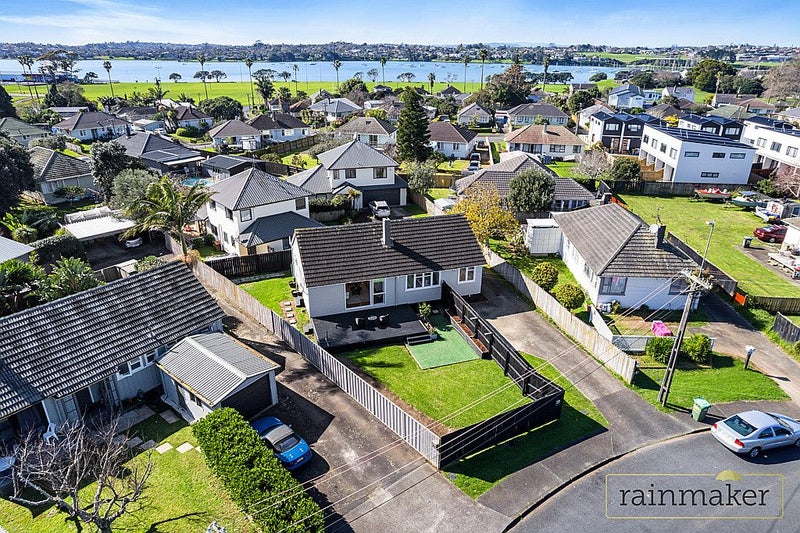 35 Coral Crescent, Panmure, Auckland - Carousel 2