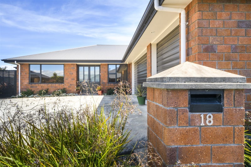 18 Liberty Grove, Kelvin Grove, Palmerston North - Carousel 2
