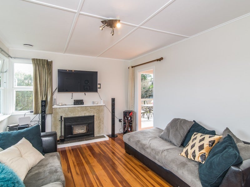60 Kenmore Street, Newlands, Wellington - Carousel 2