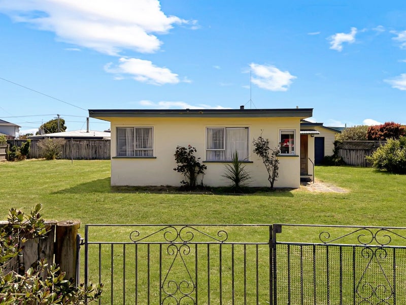 33 Shortt Street, Foxton Beach, Foxton - Carousel 1
