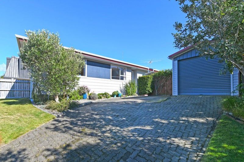 2 Wisteria Grove, Maungaraki, Lower Hutt - Carousel 1