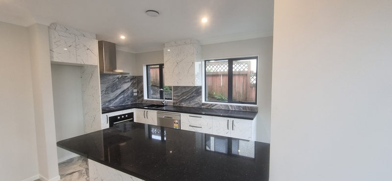 16 Lobelia Rise, Goodwood Heights, Auckland - Carousel 1