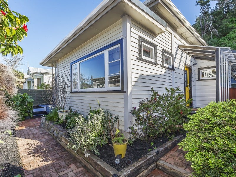 42 Derwent Street, Island Bay, Wellington - Carousel 1
