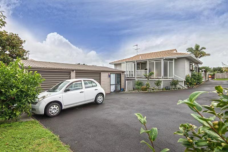 8 De Quincey Terrace, Highland Park, Auckland - Carousel 1