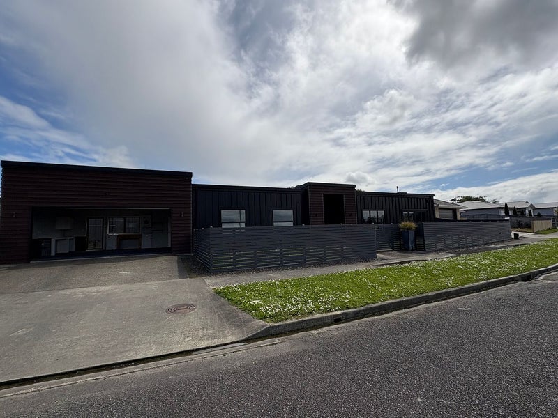 5 Coutts Way, Fitzherbert, Palmerston North - Carousel 1
