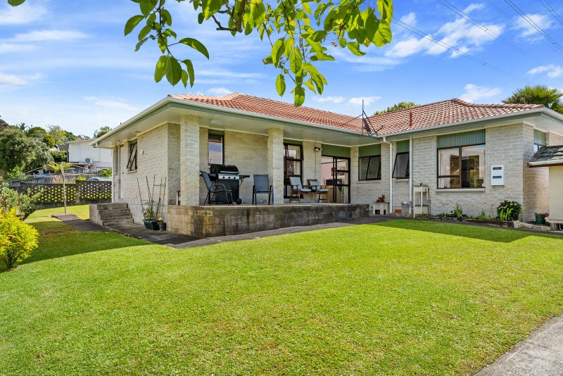 30 Reynella Drive, Massey, Auckland - Carousel 1
