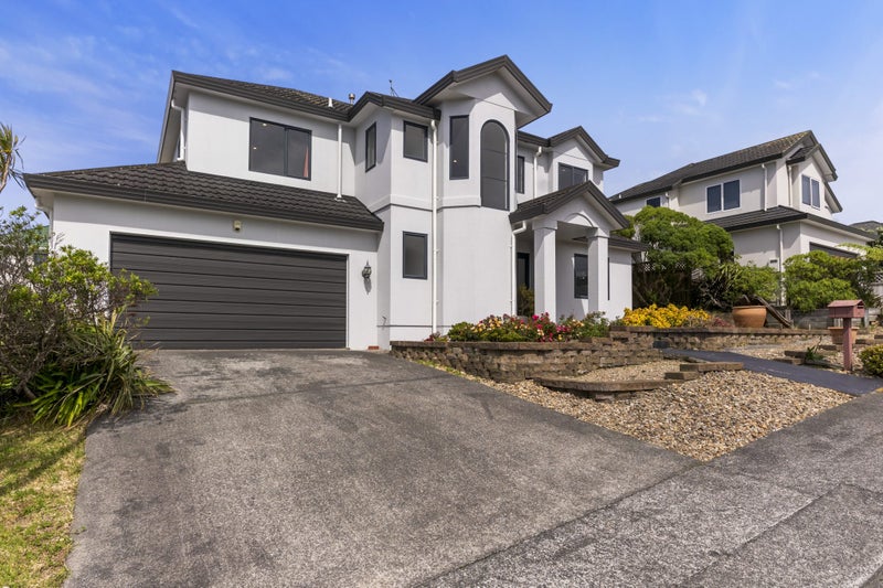 10 Bennett Grove, Newlands, Wellington - Carousel 1