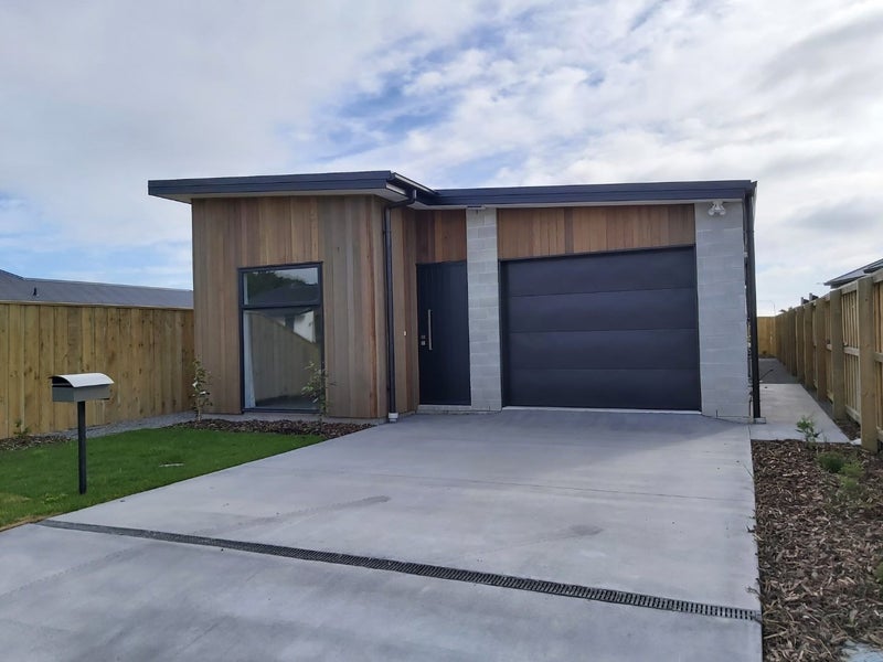 19 Oakleigh Street, Woodend, Woodend - Carousel 1