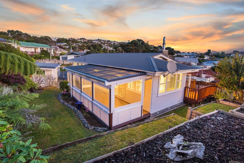 11 Cara Crescent, Paparangi, Wellington - Carousel 1