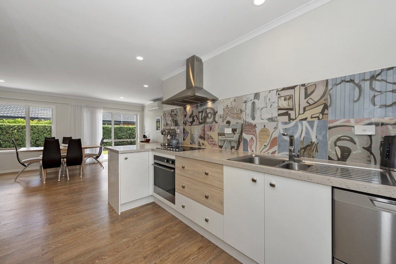 56 Barrington Drive, Huntington, Hamilton - Carousel 2