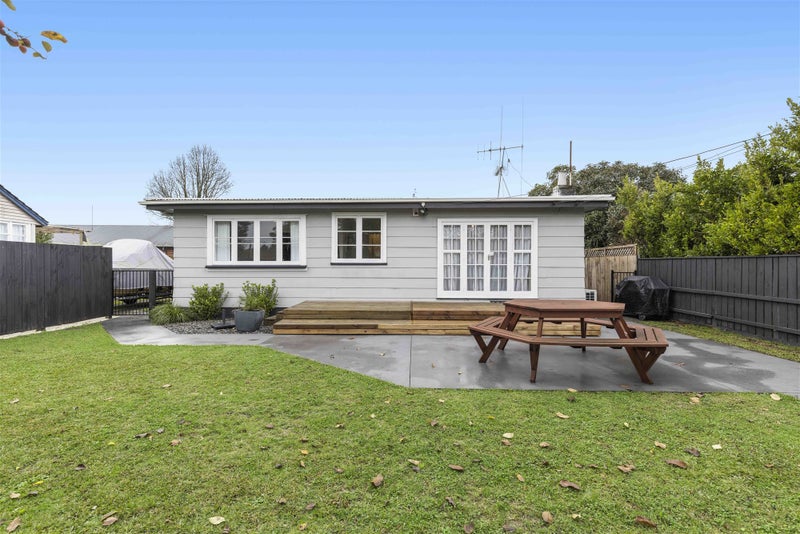1064 Heaphy Terrace, Fairfield, Hamilton - Carousel 1