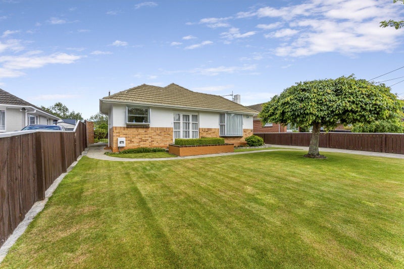 11 Craig Grove, Elderslea, Upper Hutt - Carousel 1