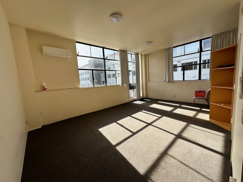 4 Torrens Terrace, Mount Cook, Wellington - Carousel 1