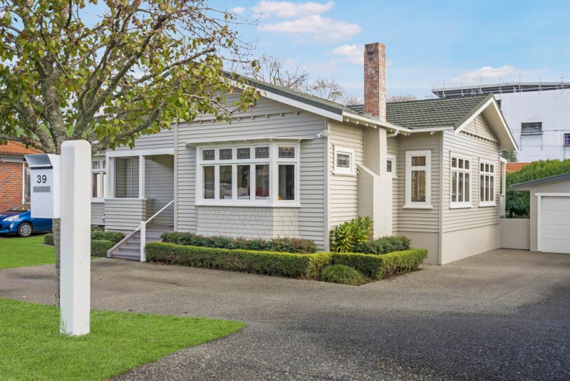 39 Queensway, Three Kings, Auckland - Carousel 1