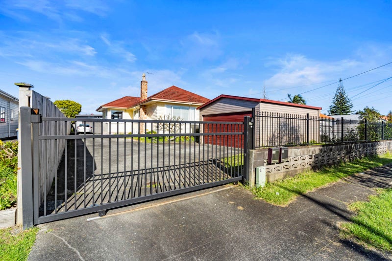 32 Miro Street, New Lynn, Auckland - Carousel 1
