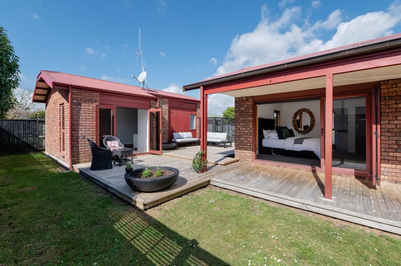 10 Fendalton Drive, Rototuna, Hamilton - Carousel 1