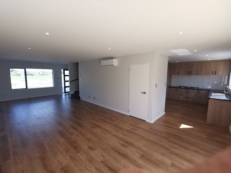 60 Bordeaux Parade, Te Atatu South, Auckland - Carousel 2