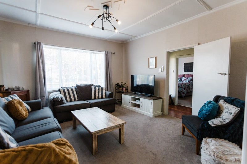 902 Queen Street East, Parkvale, Hastings - Carousel 2