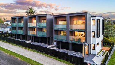 24B Essex Street, Te Atatu South, Auckland - Carousel 1