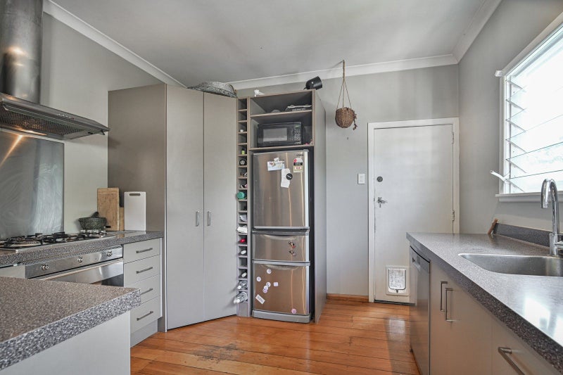 98 Duchess Crescent, Mayfair, Hastings - Carousel 2