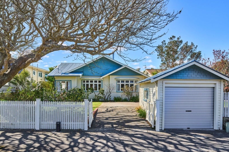 20 Bloomfield Terrace, Hutt Central, Lower Hutt - Carousel 1