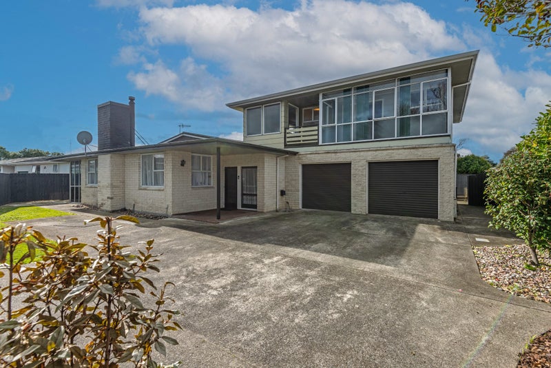 12 Tabak Crescent, Takaro, Palmerston North - Carousel 1