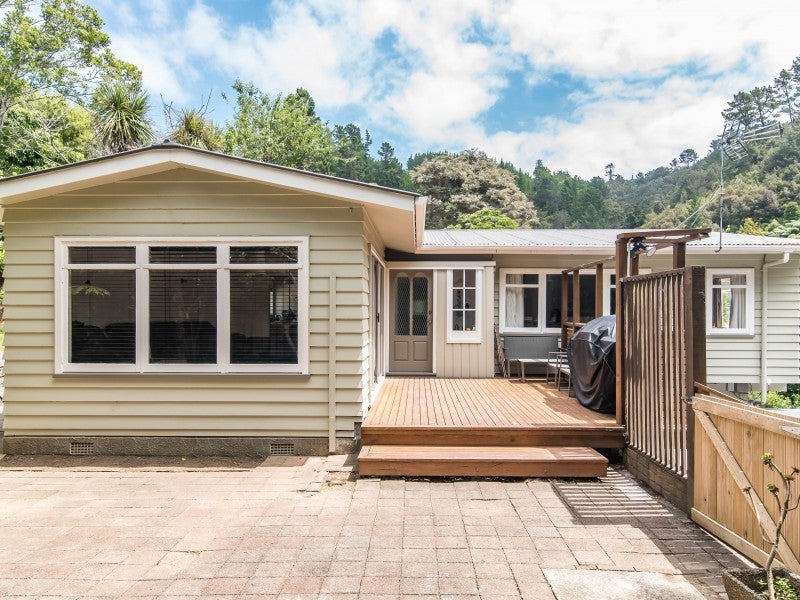 23 Wyndham Road, Pinehaven, Upper Hutt - Carousel 2