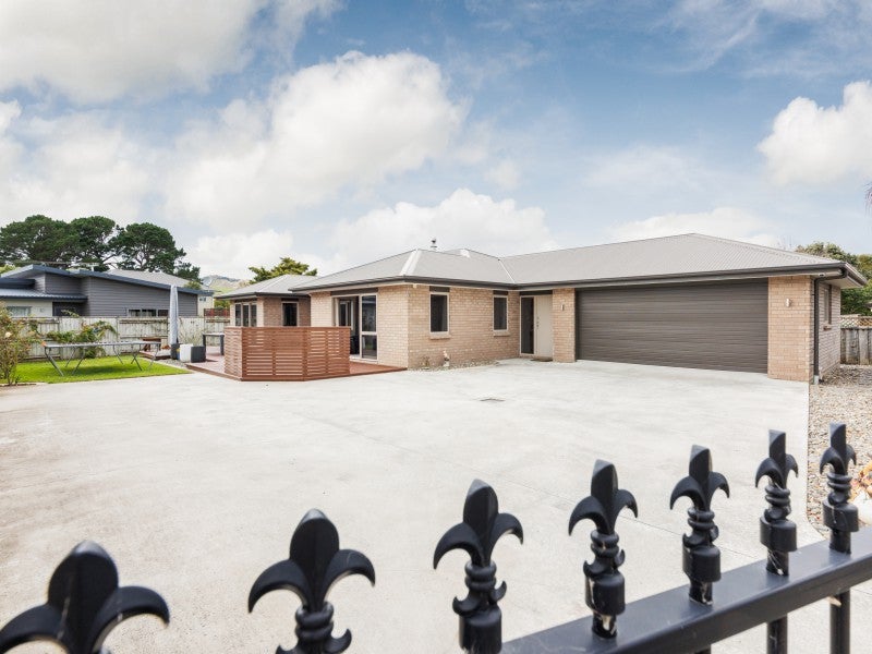 27 Oak Crescent, Ashhurst, Ashhurst - Carousel 1