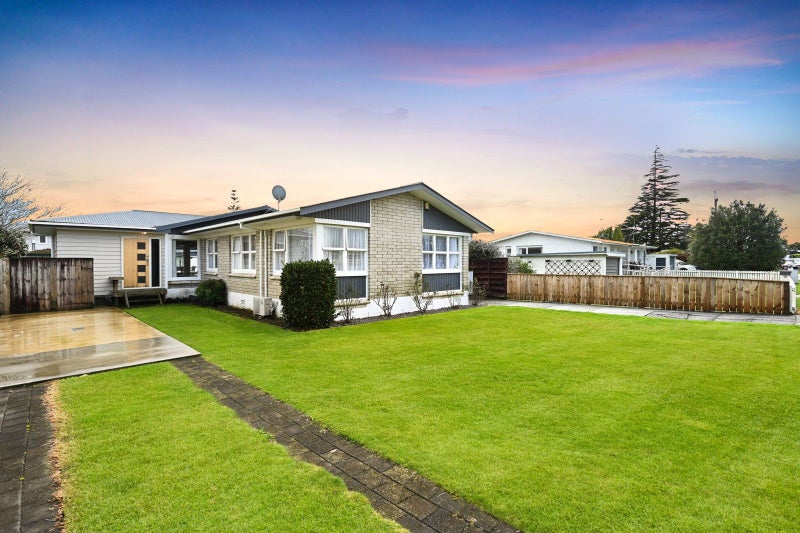 69 Resthill Crescent, Glenview, Hamilton - Carousel 2