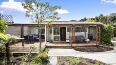 6 Onedin Place, Titirangi, Auckland - Carousel 1