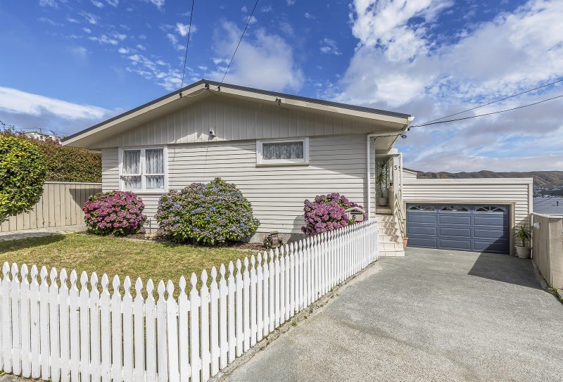 5 Beverley Grove, Paparangi, Wellington - Carousel 1