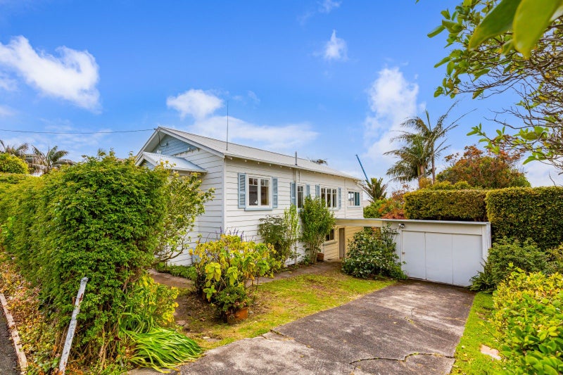 22 Merani Street, Narrow Neck, Auckland - Carousel 1