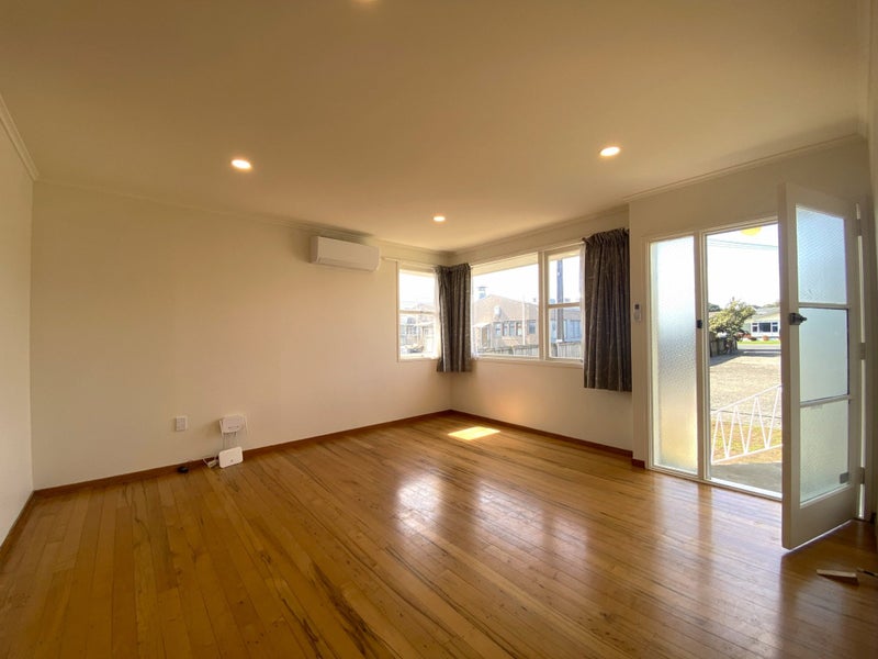 33 Shakespeare Road, Milford, Auckland - Carousel 2