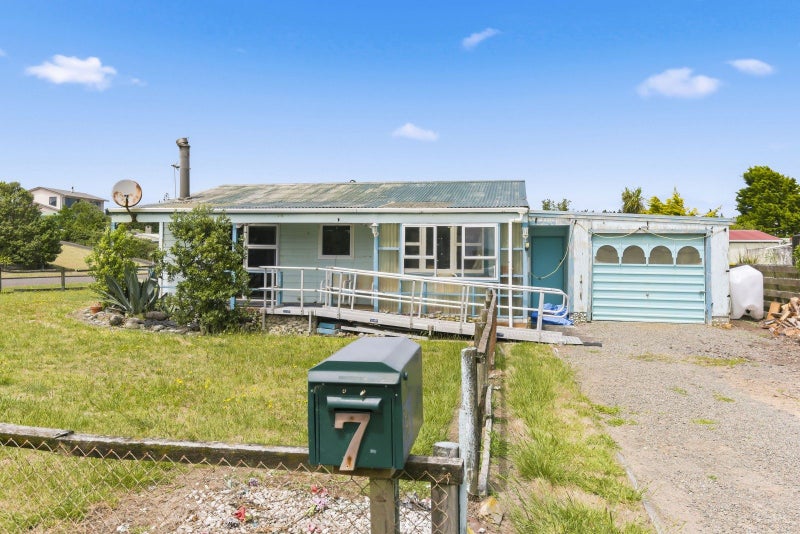 7 Takitimu Street, Waitarere Beach, Levin - Carousel 1
