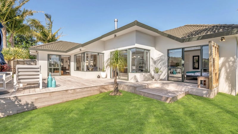 18 Moyrus Crescent, East Tamaki Heights, Auckland - Carousel 1