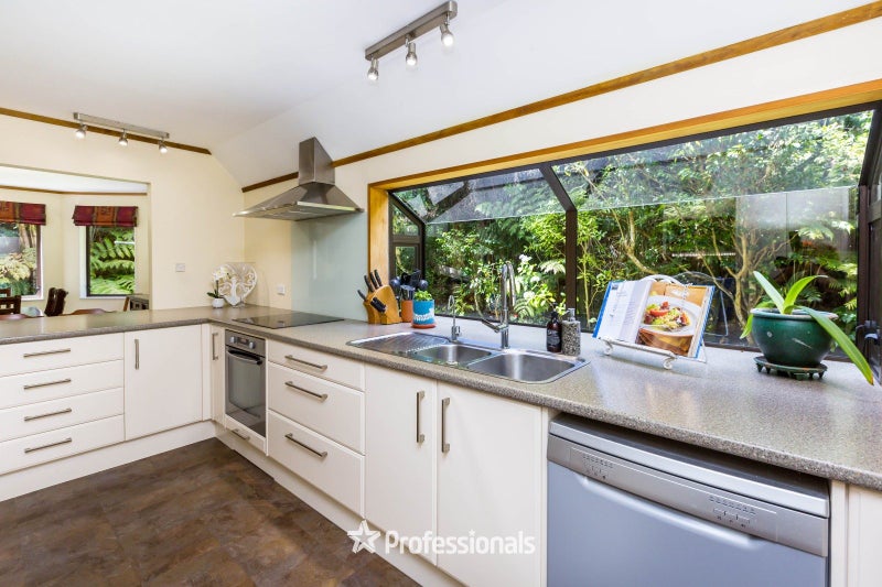 8 King Charles Drive, Kingsley Heights, Upper Hutt - Carousel 2