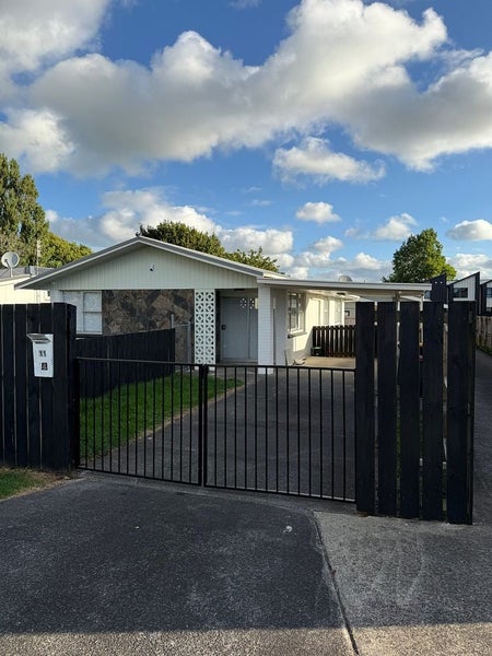 11 Blanes Road, Weymouth, Auckland - Carousel 1