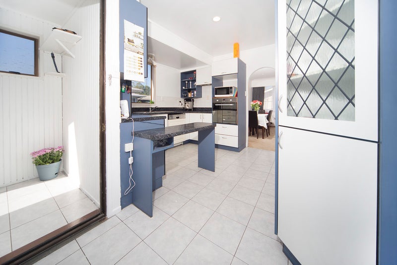 1 Rowan Terrace, Te Atatu South, Auckland - Carousel 2