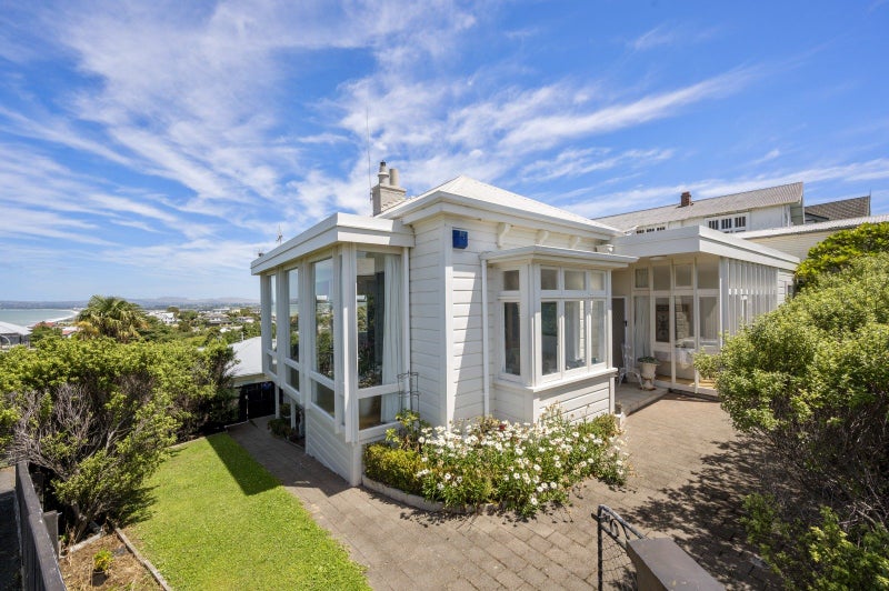 18 Lighthouse Road, Bluff Hill, Napier - Carousel 1