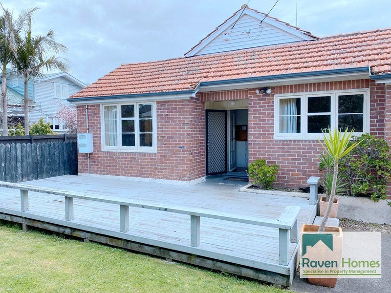 31 Queensway, Three Kings, Auckland - Carousel 1