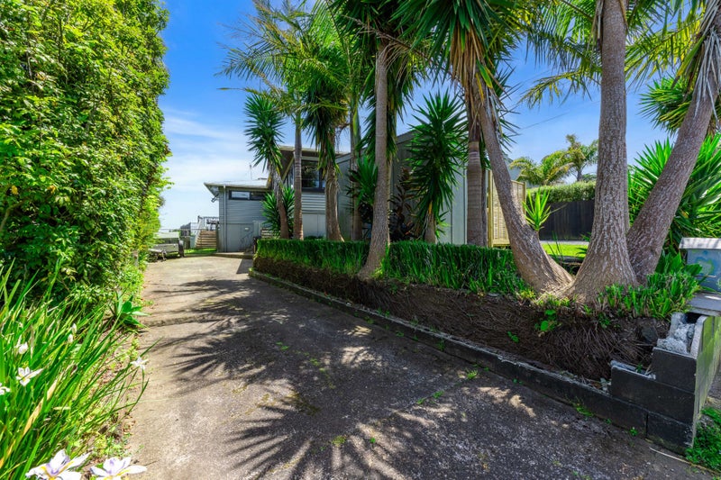 8 Pikitea Road, Mangere Bridge, Auckland - Carousel 1